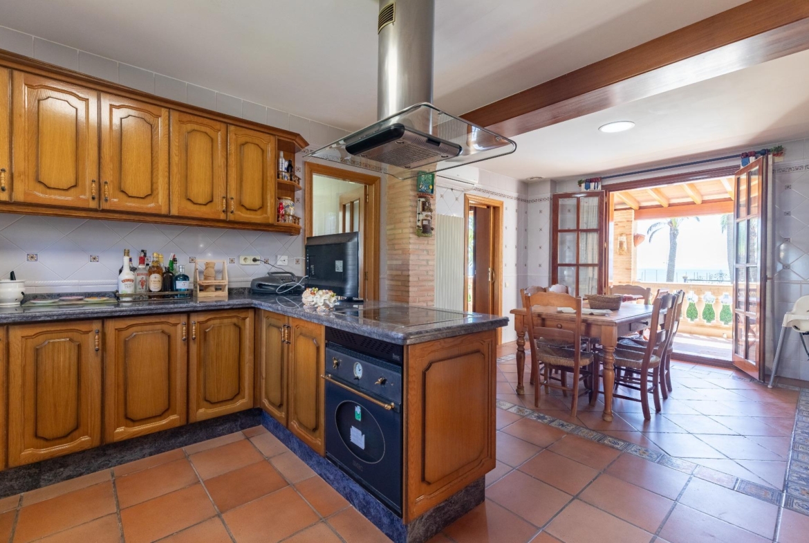 Exceptional Beachfront Villa: Luxury Steps Away from the Beach