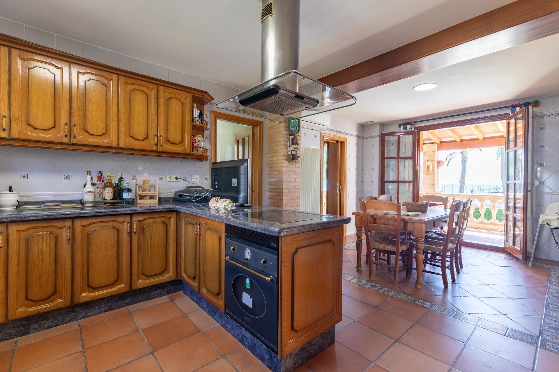 2-40-12 Exceptional Beachfront Villa: Luxury Steps Away from the Beach