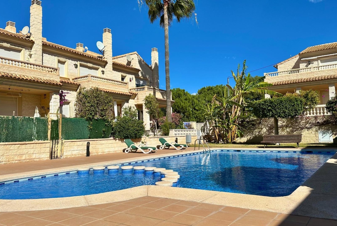Prachtig herenhuis in Albir met tuin 15 minuten lopen van het strand!