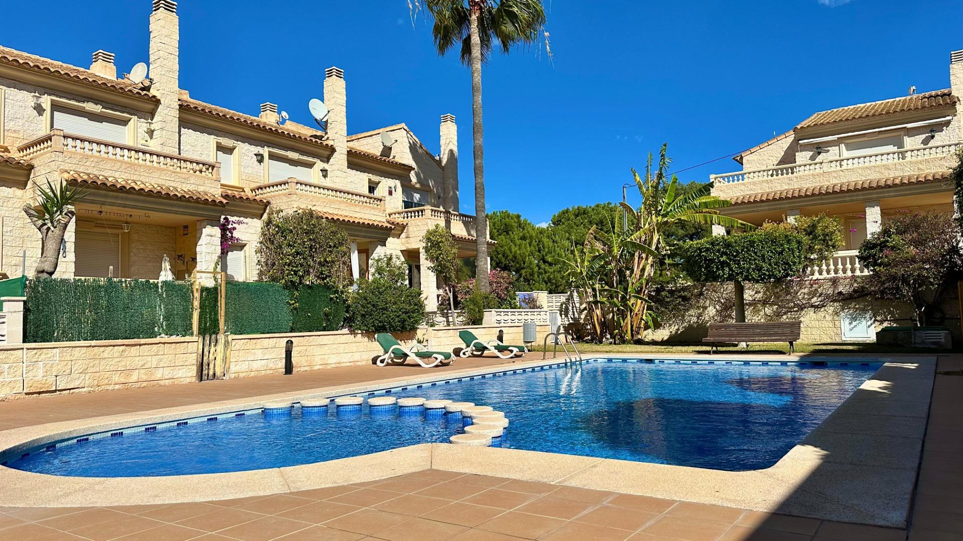 Prachtig herenhuis in Albir met tuin 15 minuten lopen van het strand!