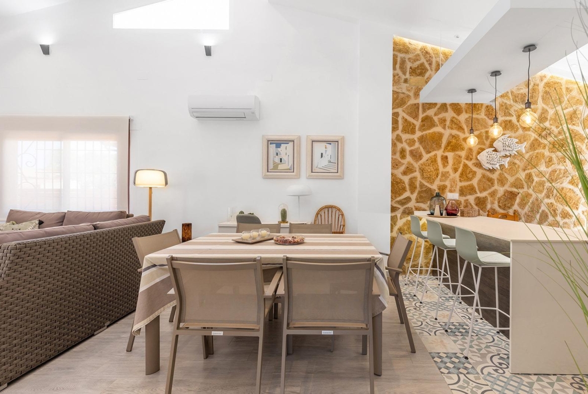 VILLA CON PISCINA PRIVADA EN PUNTA PRIMA CON PARCELA 540 M2. 4 DORM. 2 BAÑOS. 168 M2 DE CASA.