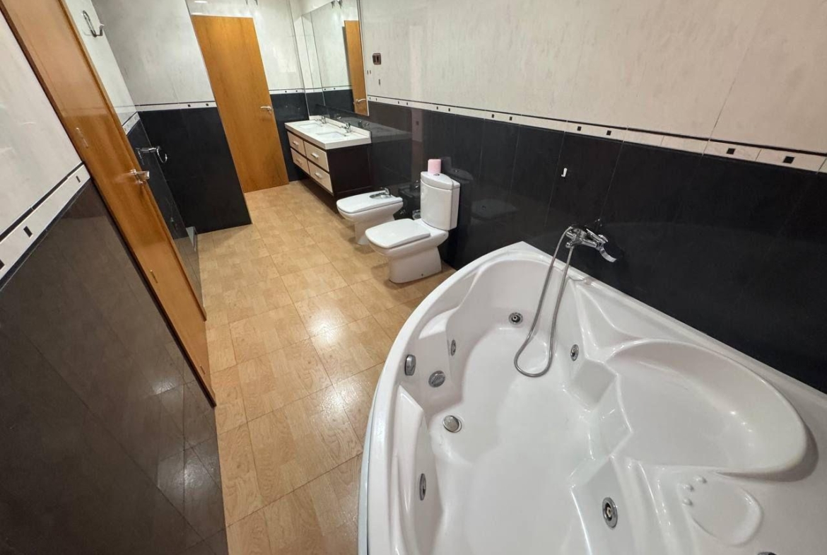 Spacious Semi-New Apartment in Torrevieja, Ideal for Living