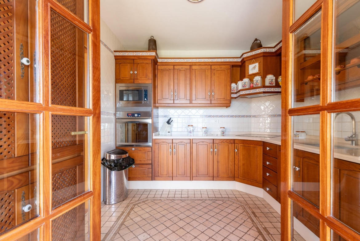 Exceptional Beachfront Villa: Luxury Steps Away from the Beach
