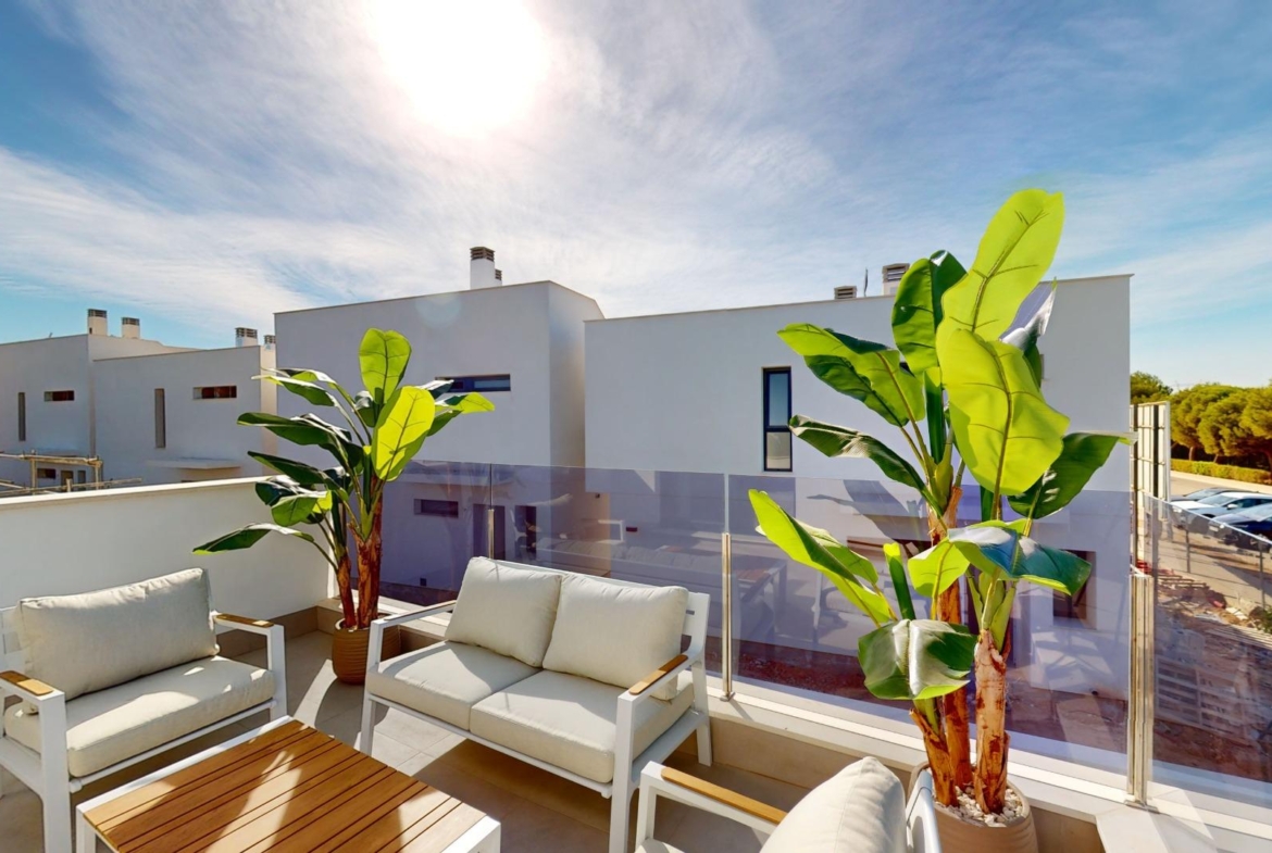 Detached modern villas placed in Roda Golf, Murcia