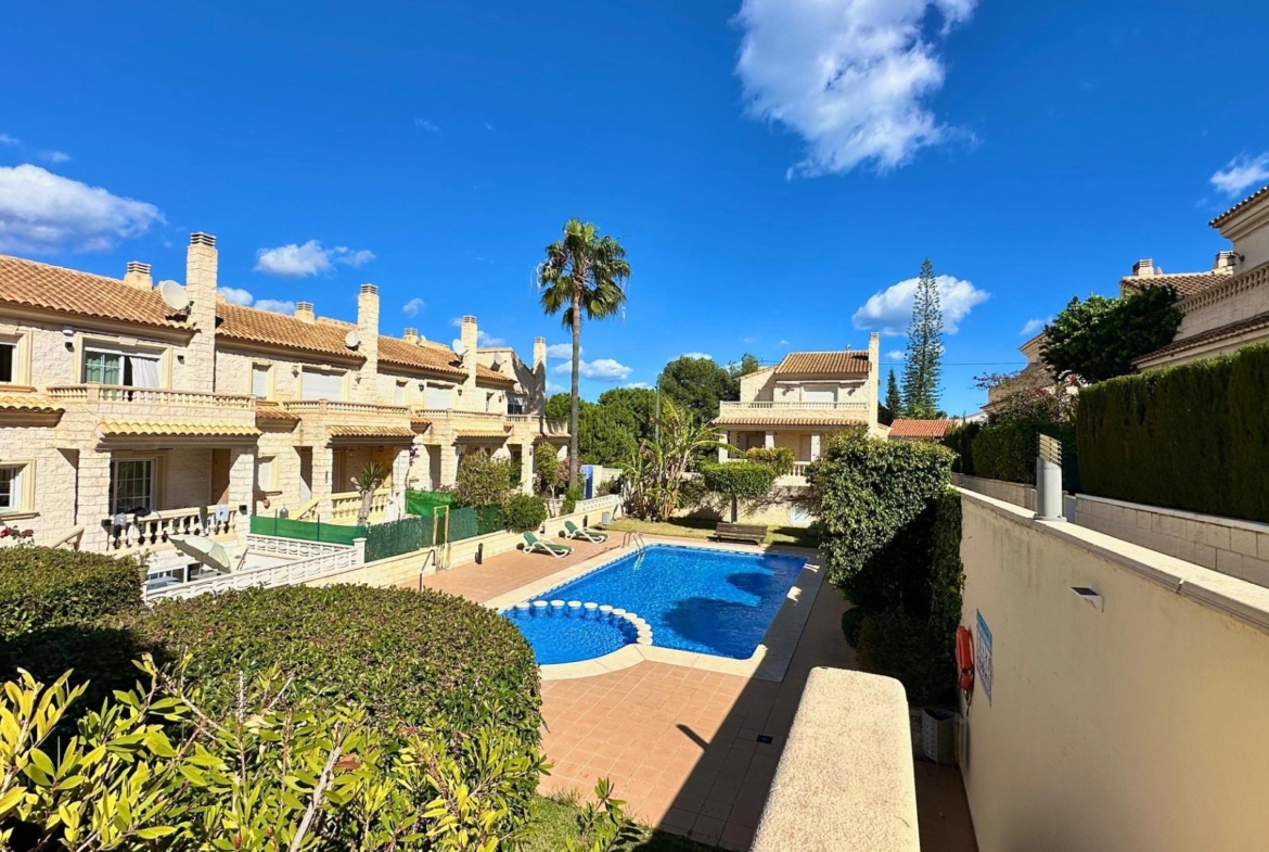 Prachtig herenhuis in Albir met tuin 15 minuten lopen van het strand!
