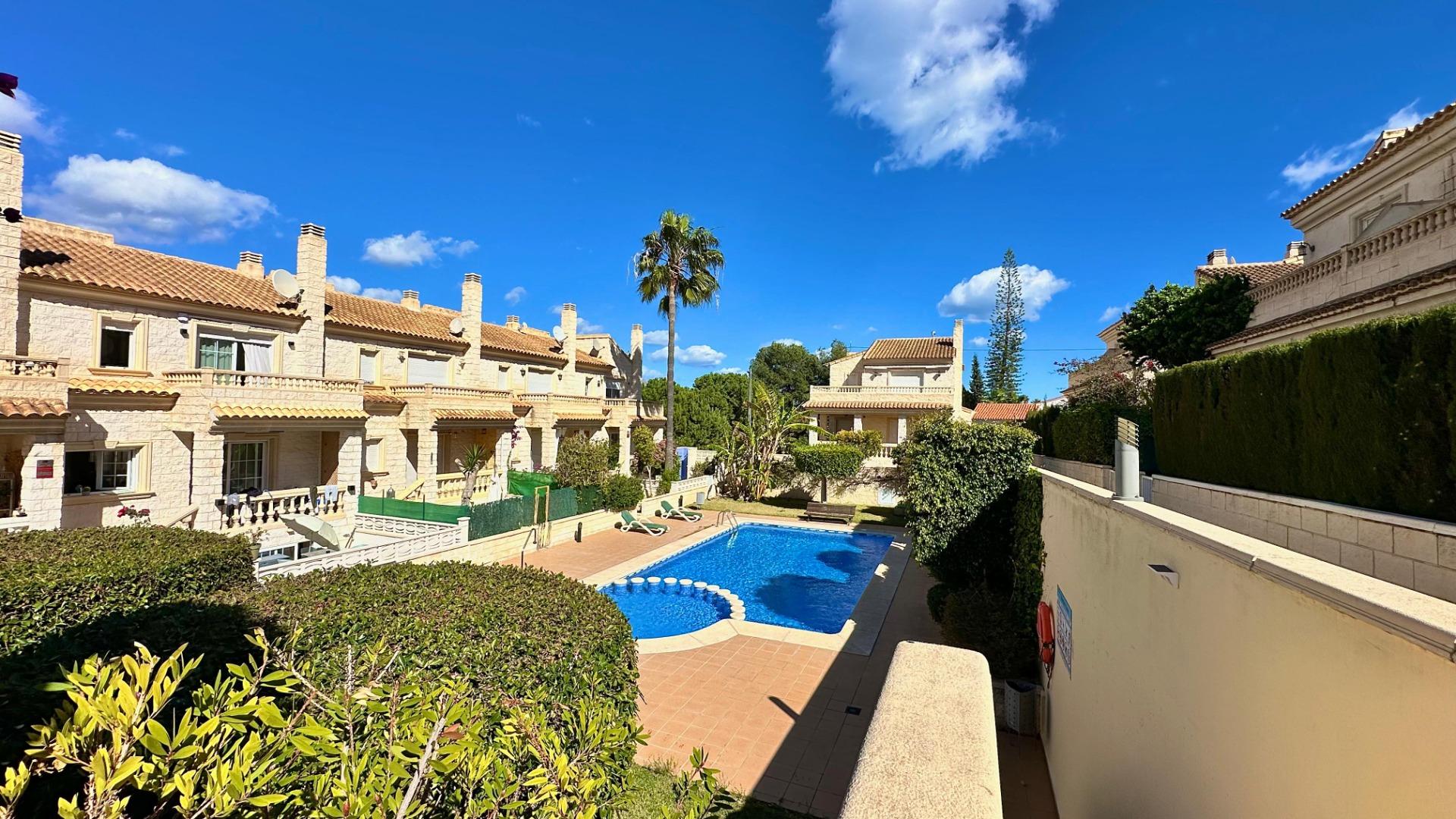 Prachtig herenhuis in Albir met tuin 15 minuten lopen van het strand!