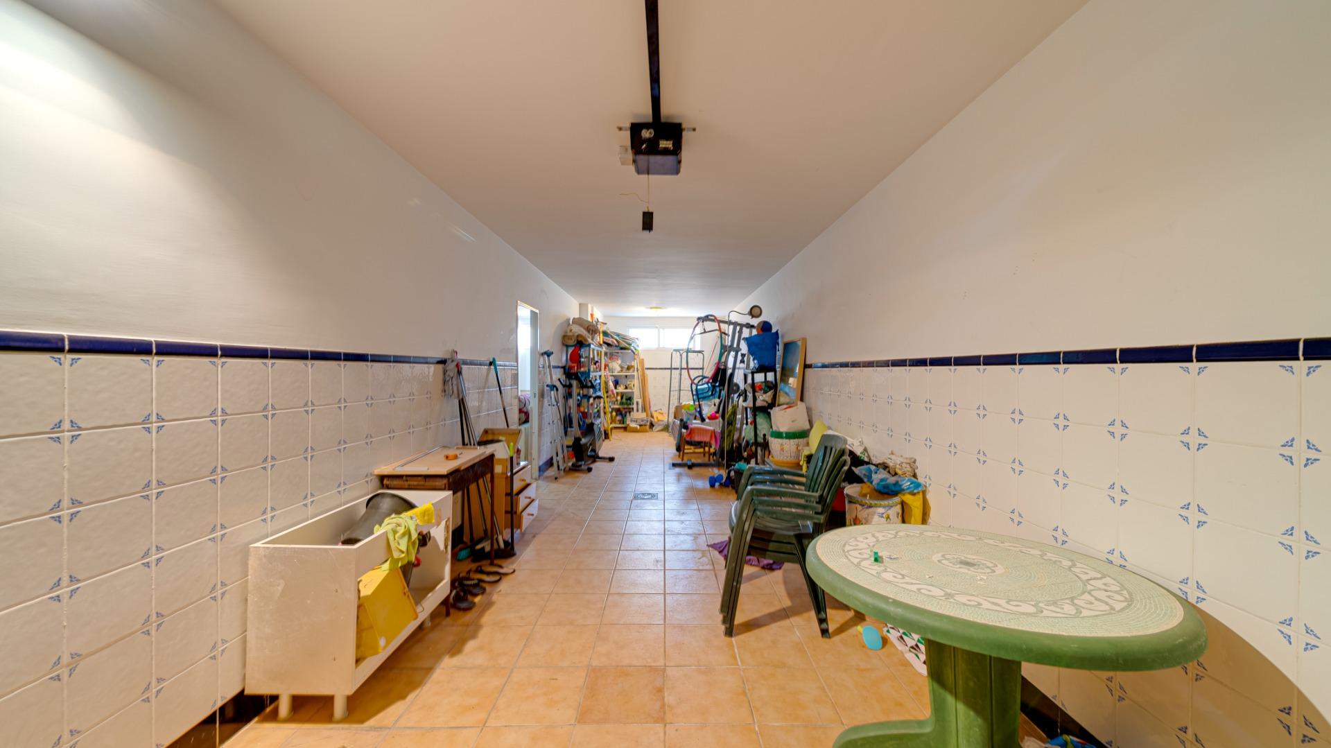 2-41-17 Large corner semi-detached house with sea views,