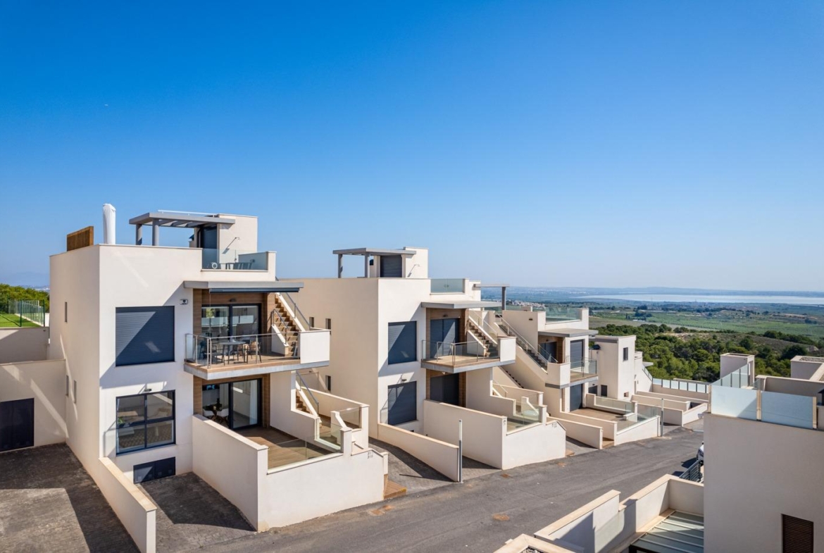 OBRA NUEVA! BUGALOW EN SAN MIGUEL DE SALINAS. 2 DORM. 2 BAÑOS. PISCINA+GARAJE.