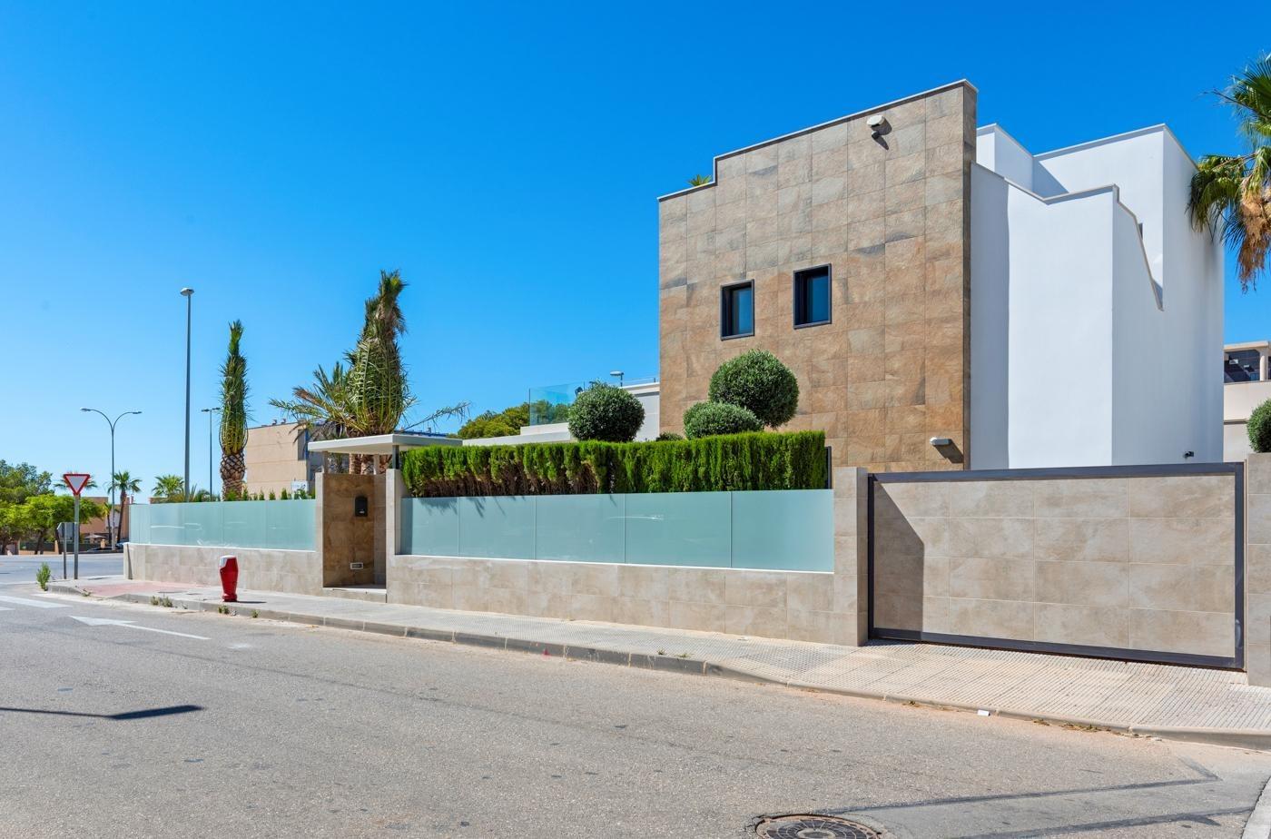 Lujosa villa de obra nueva a un paso de la playa de Campoamor !