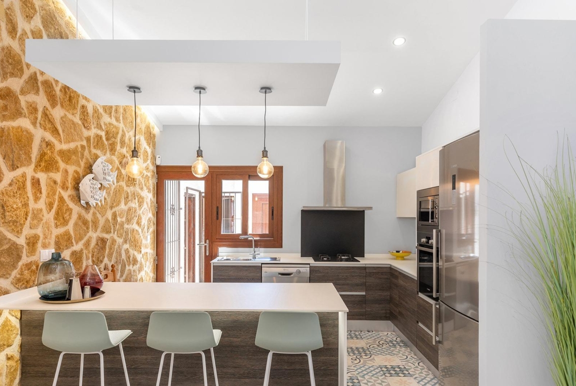 VILLA CON PISCINA PRIVADA EN PUNTA PRIMA CON PARCELA 540 M2. 4 DORM. 2 BAÑOS. 168 M2 DE CASA.