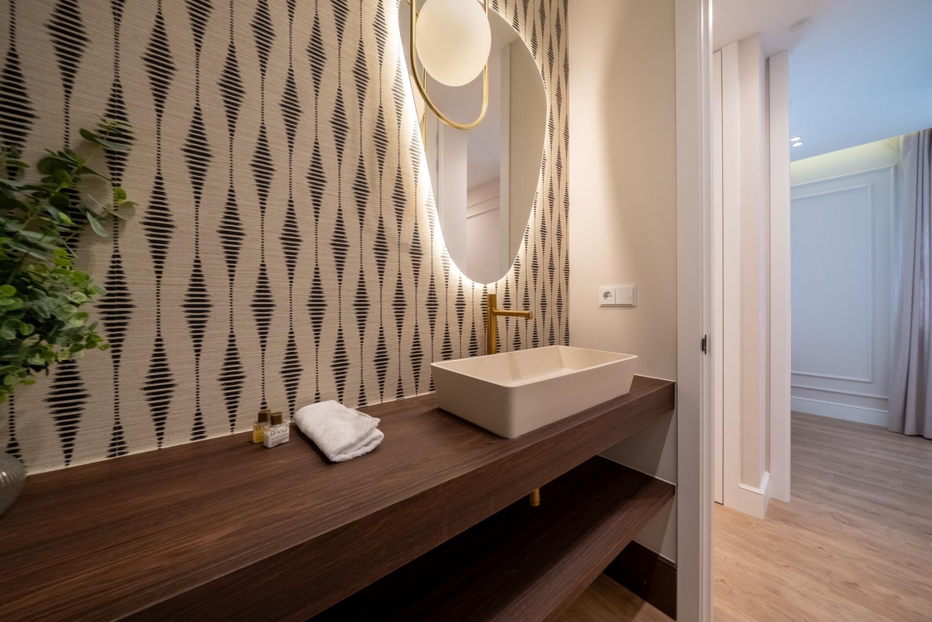ELEGANT REFURBISHED APARTMENT IN RECOLETOS NEIGHBORHOOD, MADRID