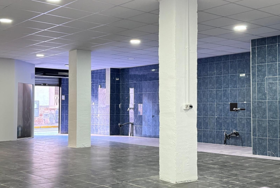 LOKALE COMERCIËLE CON SUPERFICIE DE 780 M2. SEGUNDA LINEA DE PLAYA. 70 METROS DEL MAR.