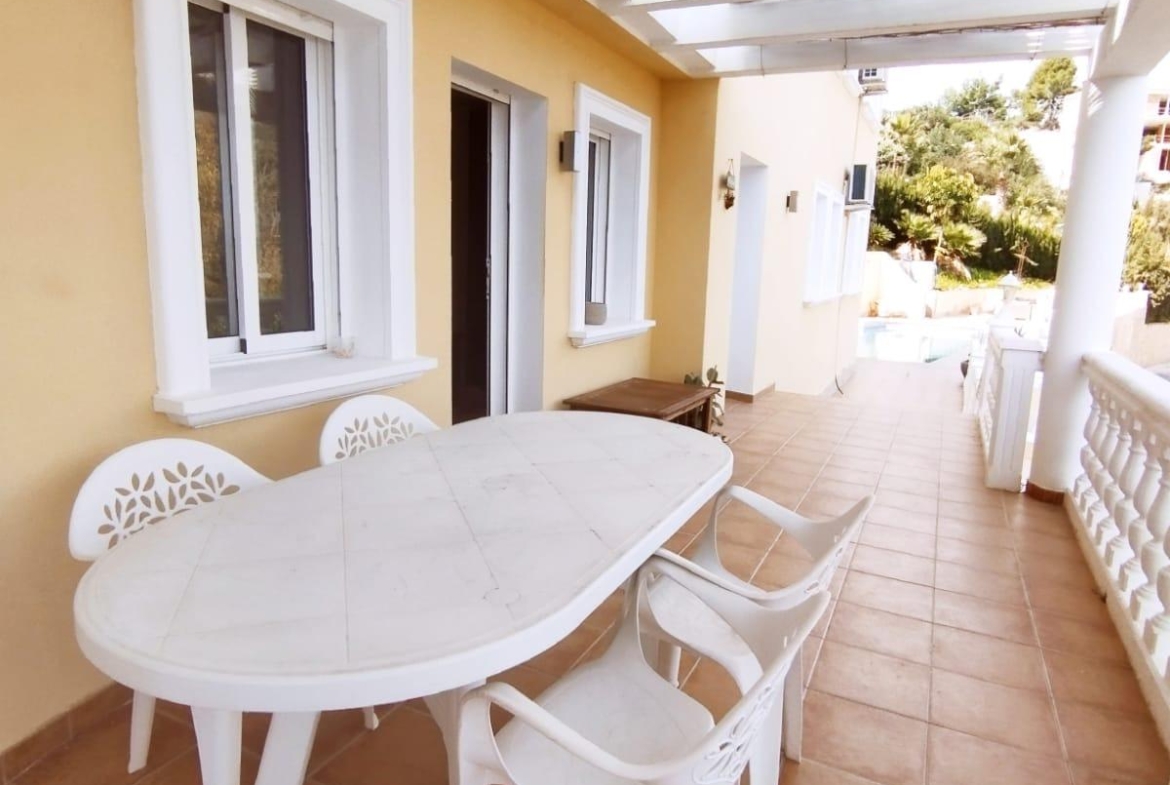 Exclusieve villa in Calpe met panoramisch uitzicht en een grote investeringsmogelijkheid