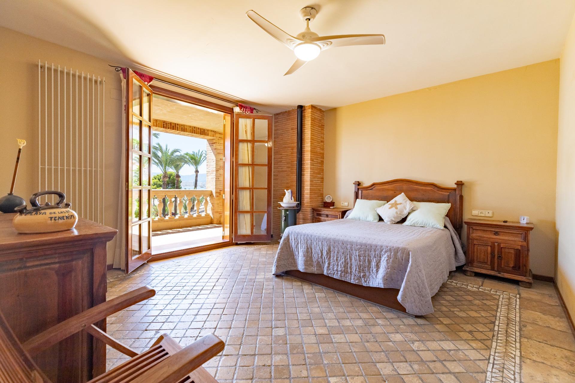 2-42-11 Exceptional Beachfront Villa: Luxury Steps Away from the Beach