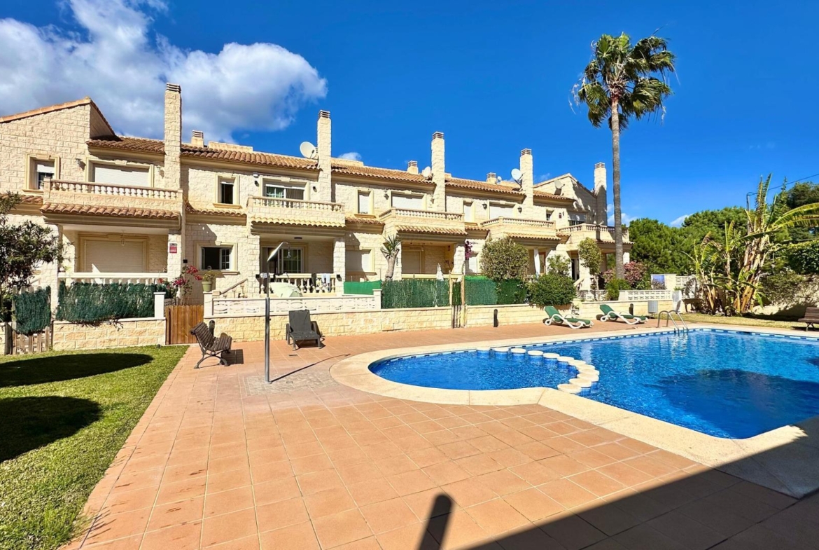 Prachtig herenhuis in Albir met tuin 15 minuten lopen van het strand!