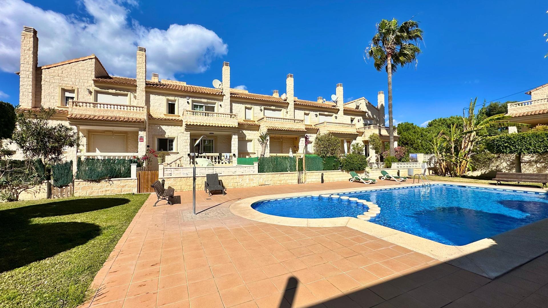 Prachtig herenhuis in Albir met tuin 15 minuten lopen van het strand!