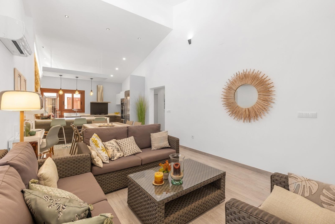 VILLA CON PISCINA PRIVADA EN PUNTA PRIMA CON PARCELA 540 M2. 4 DORM. 2 BAÑOS. 168 M2 DE CASA.