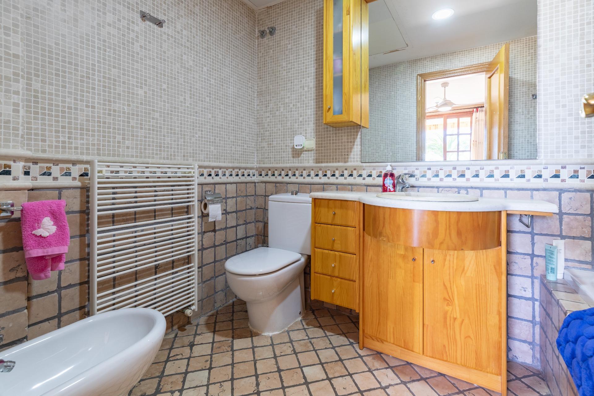 2-43-11 Exceptional Beachfront Villa: Luxury Steps Away from the Beach