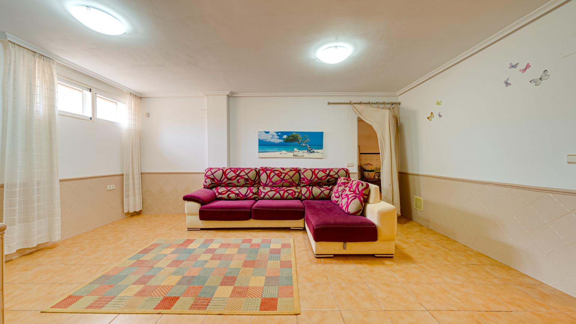 2-43-15 Large corner semi-detached house with sea views,