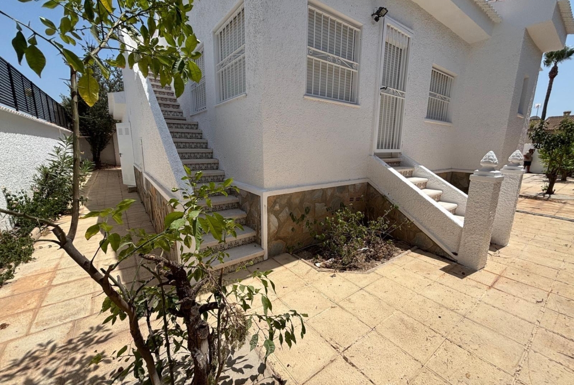 FABULOSA VILLA REFORMADA ESTILO MEDITERRÁNEO EN CIUDAD QUESADA