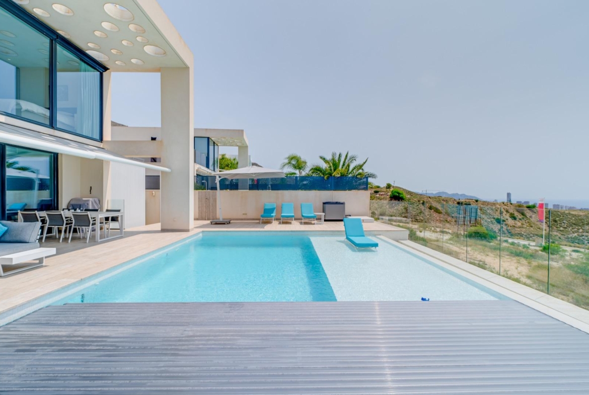 LUXURY VILLA FOR A LARGE FAMILY IN FINESTRAT
