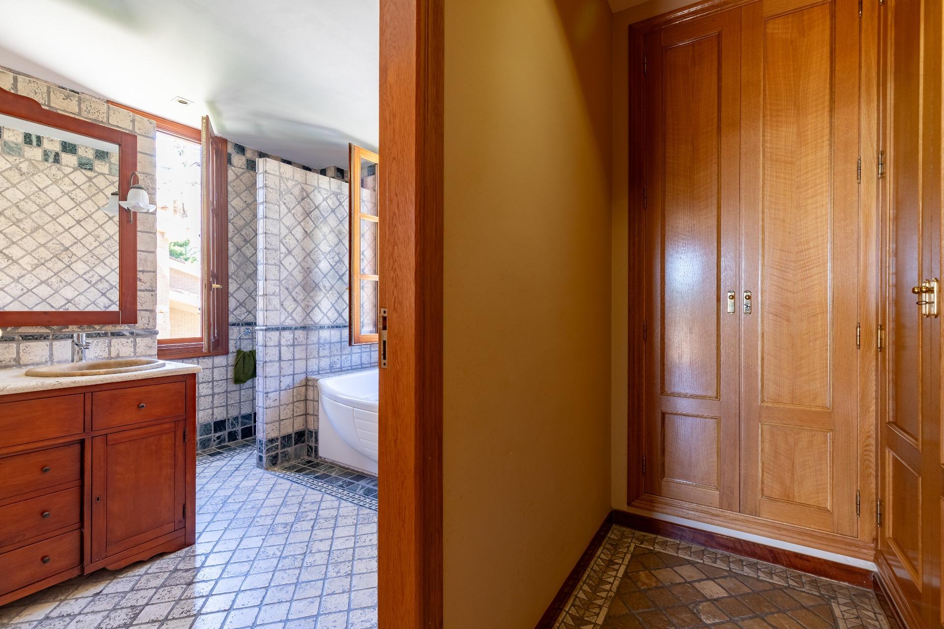 2-44-11 Exceptional Beachfront Villa: Luxury Steps Away from the Beach