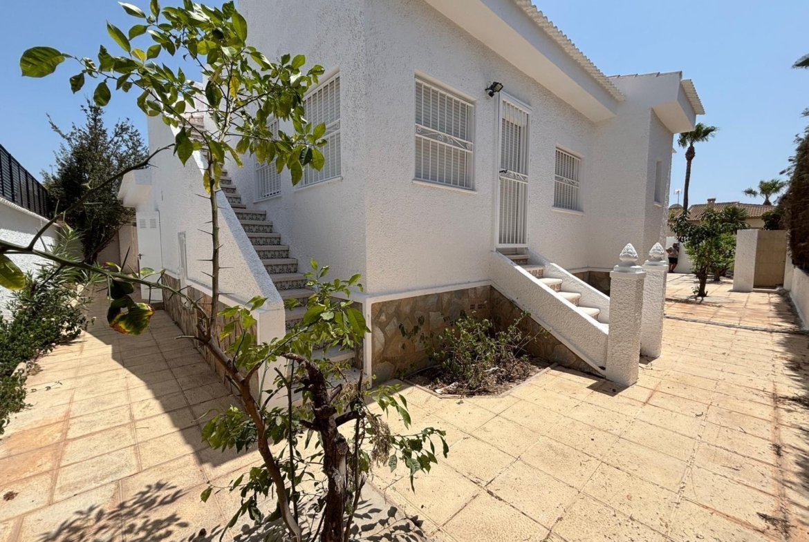 FABULOSA VILLA REFORMADA ESTILO MEDITERRÁNEO EN CIUDAD QUESADA