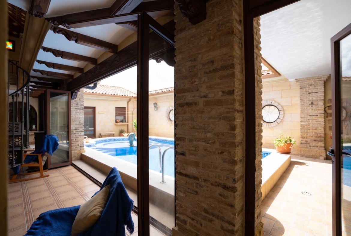 LARGE HOUSE WITH COMMERCIAL PREMISES IN SAN MIGUEL DE SALINAS