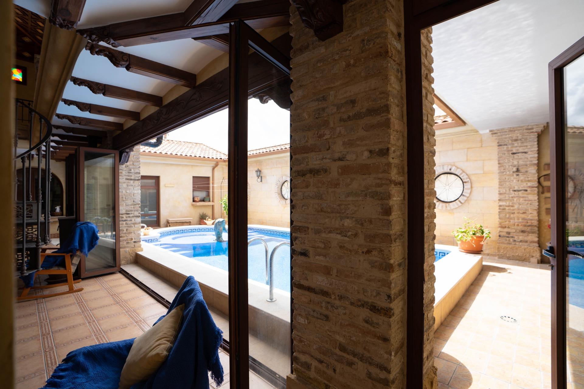 LARGE HOUSE WITH COMMERCIAL PREMISES IN SAN MIGUEL DE SALINAS