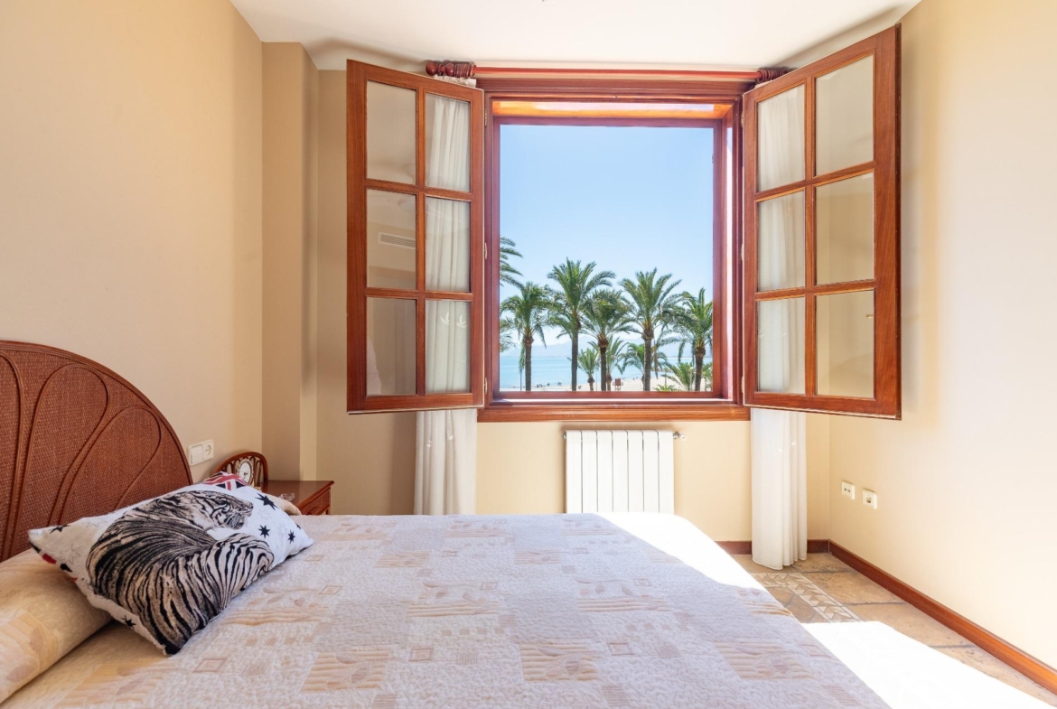 Exceptional Beachfront Villa: Luxury Steps Away from the Beach
