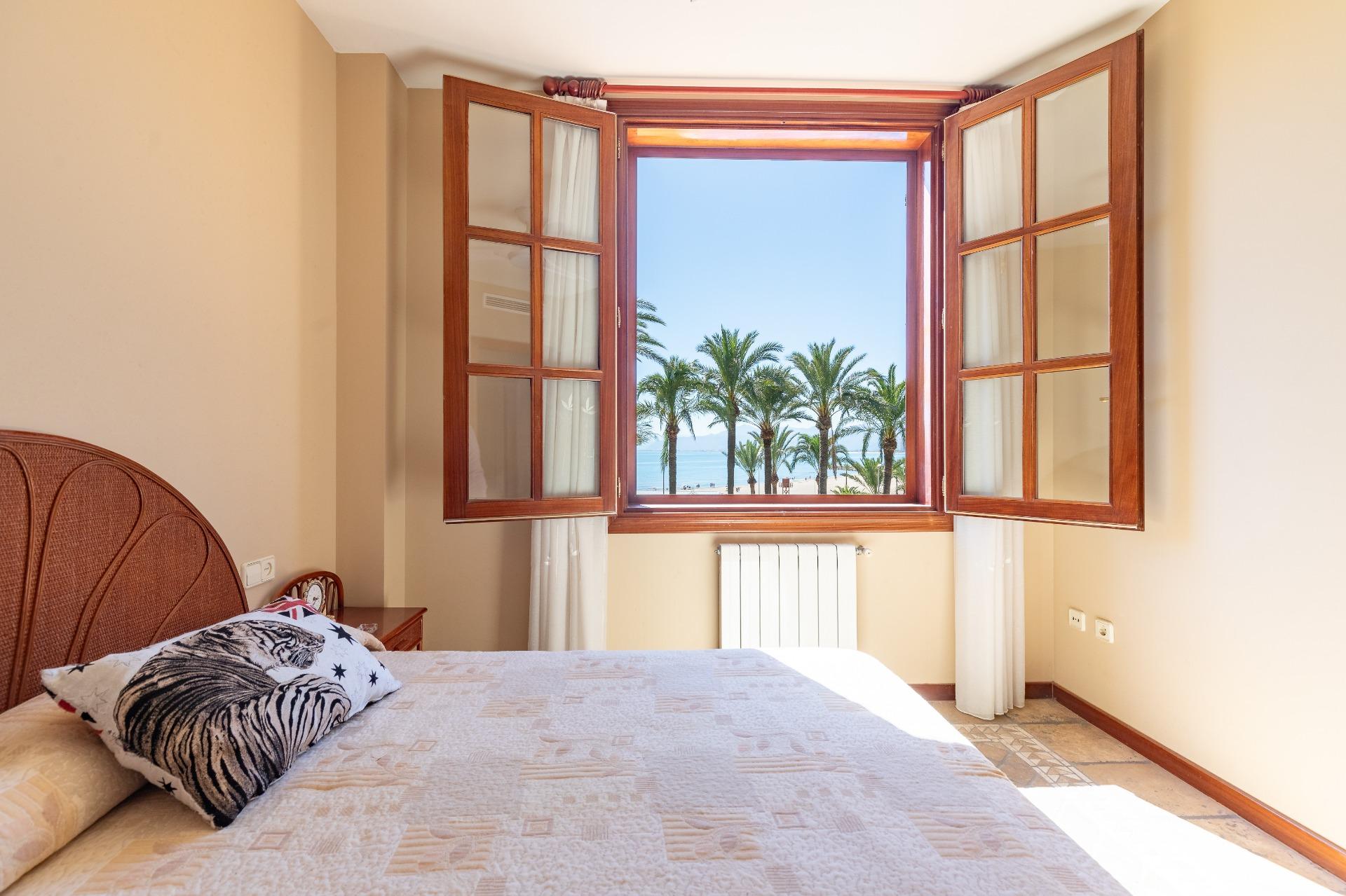 2-45-11 Exceptional Beachfront Villa: Luxury Steps Away from the Beach