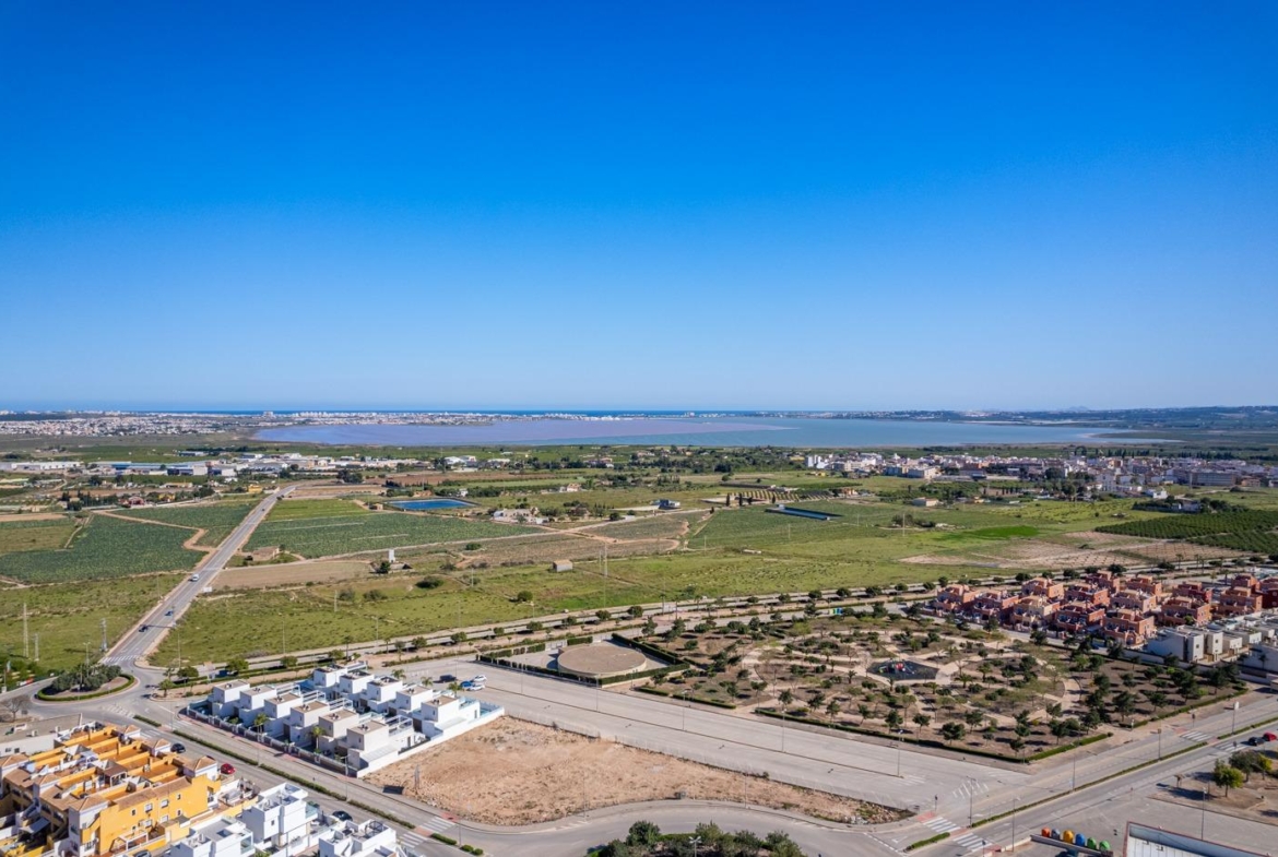 OBRA NUEVA EN LOS MONTESINOS. VILLAS DE LUJO. 3 DORM. 3 BAÑOS. PARCELA 200M2. PISCINA PROPIA.