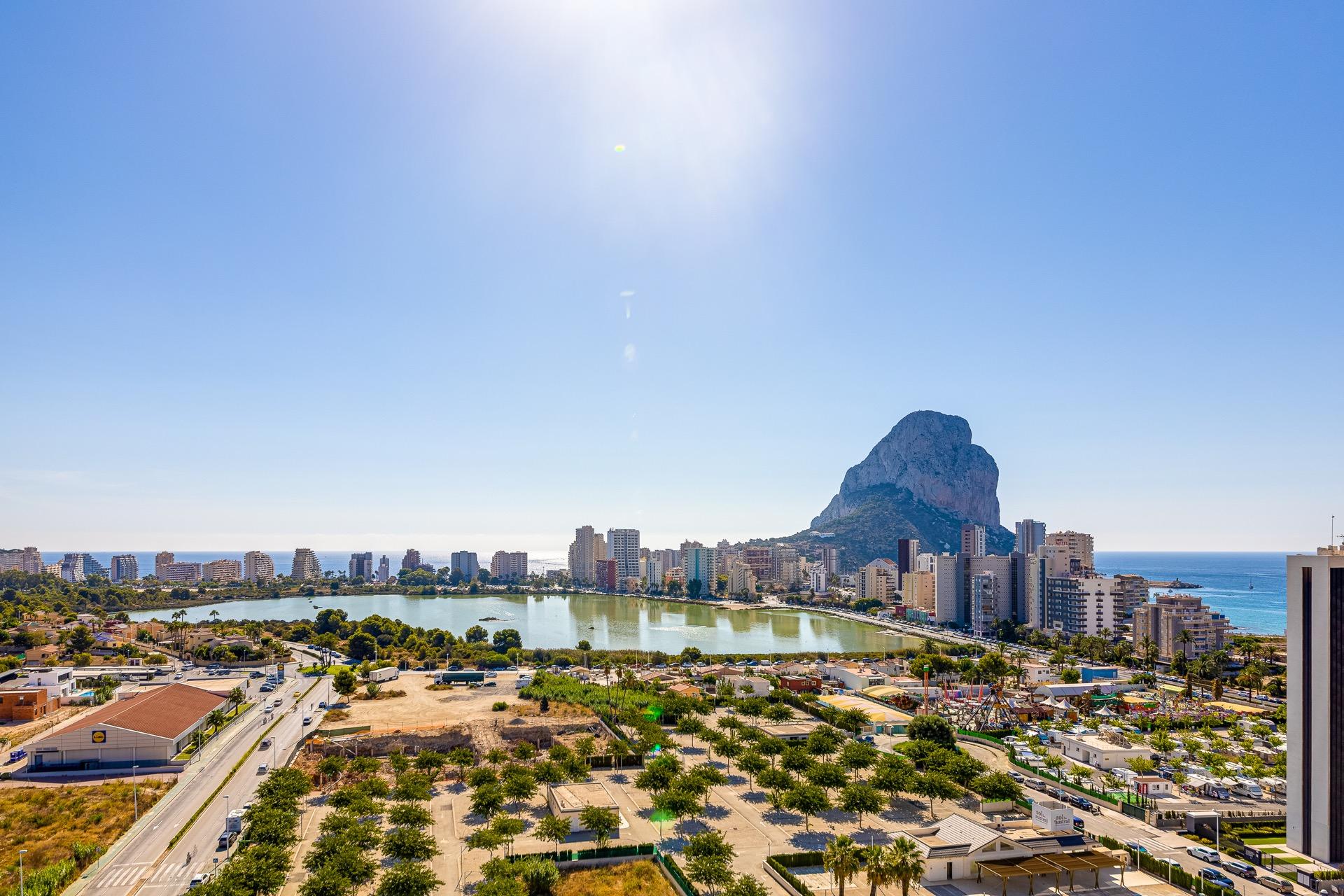 SPECTACULAR NEW LARGE APARTMENT WITH SEA AND MOUNTAIN VIEWS IN CALPE