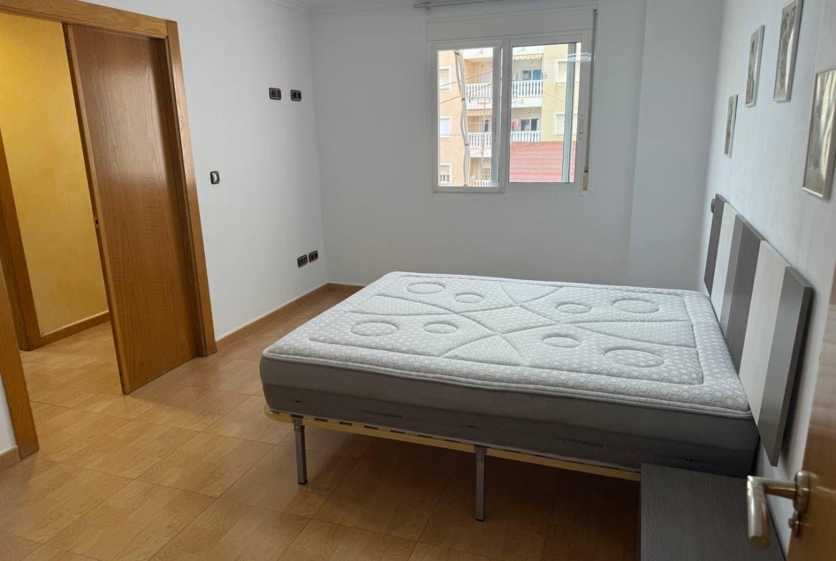 Spacious Semi-New Apartment in Torrevieja, Ideal for Living