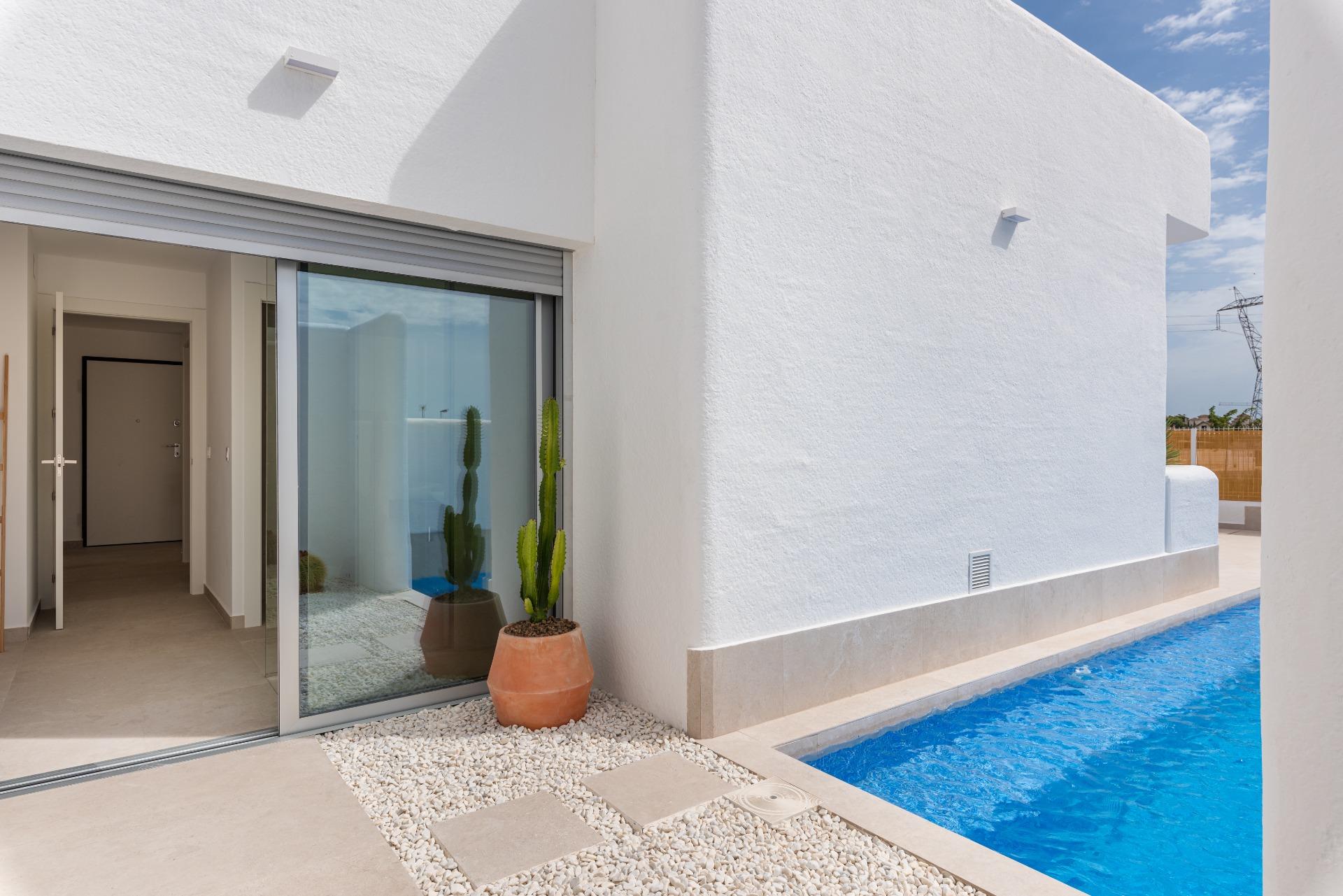 VILLA DE OBRA NUEVA EN LOS ALCÁZARES CON VISTAS AL MAR MENOR. CON PISCINA PRIVADA. 3 DORM. 2 BAÑOS. PARCELA 217 M2.