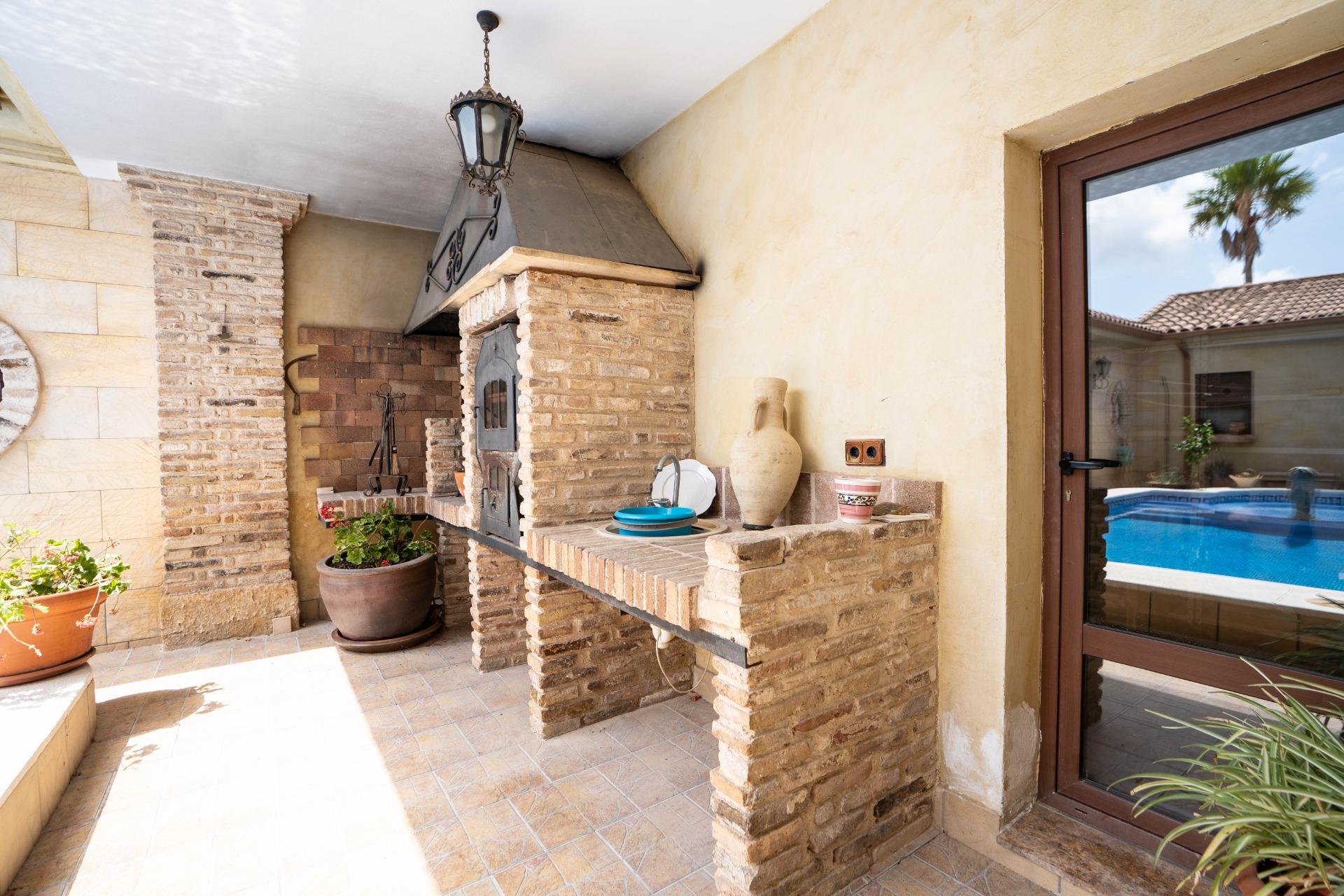 LARGE HOUSE WITH COMMERCIAL PREMISES IN SAN MIGUEL DE SALINAS