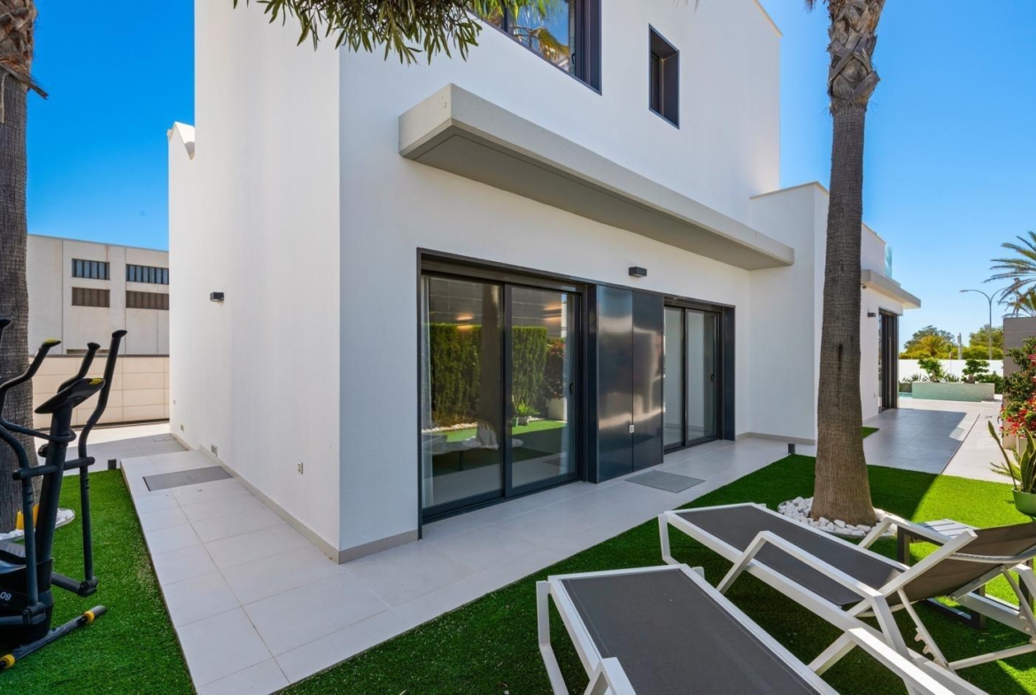 Lujosa villa de obra nueva a un paso de la playa de Campoamor !