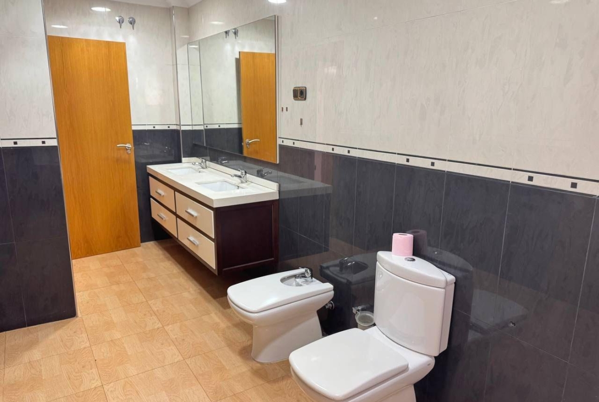 Spacious Semi-New Apartment in Torrevieja, Ideal for Living