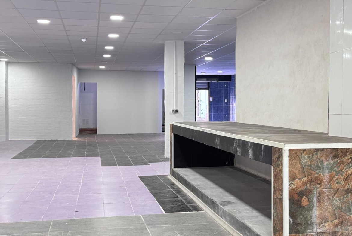 LOKALE COMERCIËLE CON SUPERFICIE DE 780 M2. SEGUNDA LINEA DE PLAYA. 70 METROS DEL MAR.