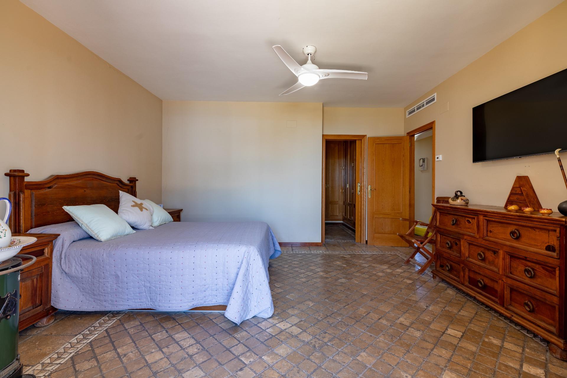 2-46-9 Exceptional Beachfront Villa: Luxury Steps Away from the Beach