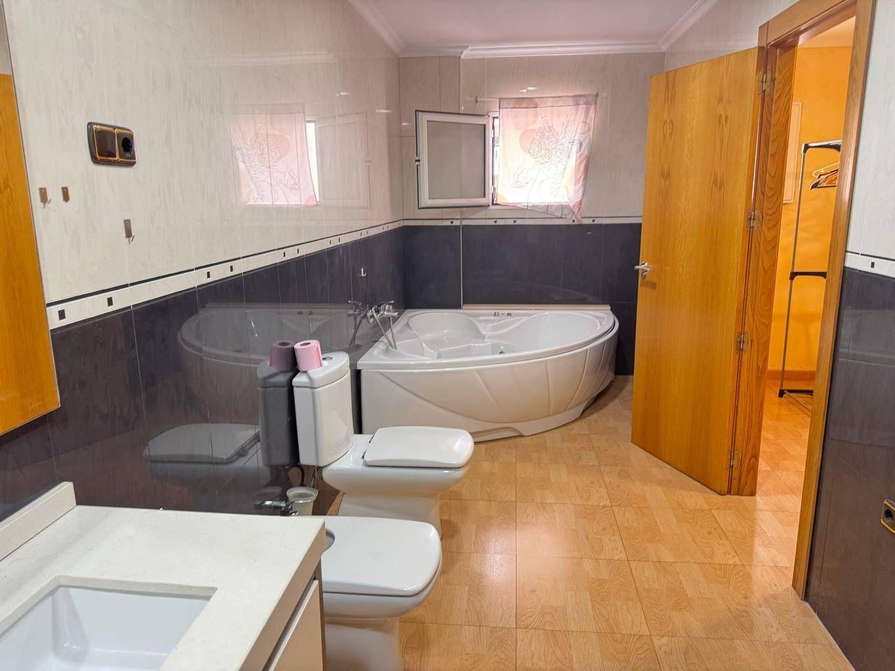 2-47-39 Spacious Semi-New Apartment in Torrevieja, Ideal for Living