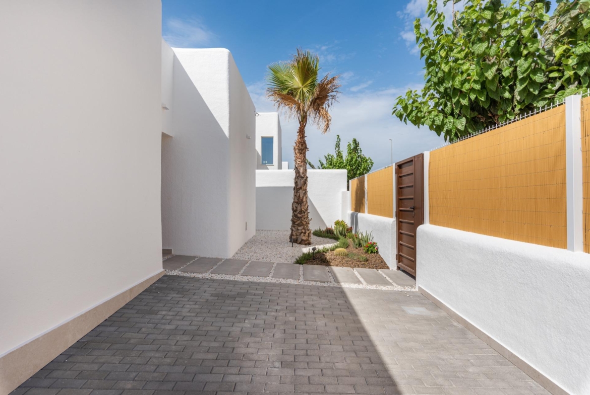 VILLA DE OBRA NUEVA EN LOS ALCÁZARES CON VISTAS AL MAR MENOR. CON PISCINA PRIVADA. 3 DORM. 2 BAÑOS. PARCELA 217 M2.