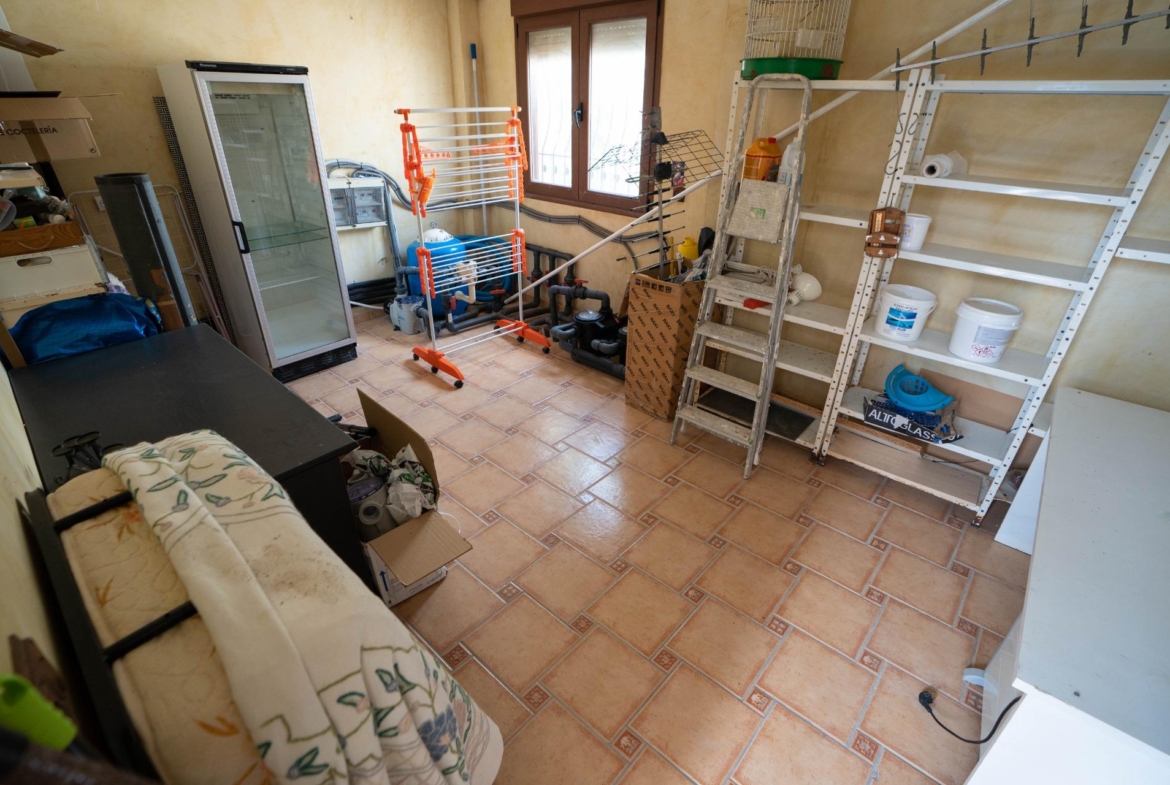 LARGE HOUSE WITH COMMERCIAL PREMISES IN SAN MIGUEL DE SALINAS
