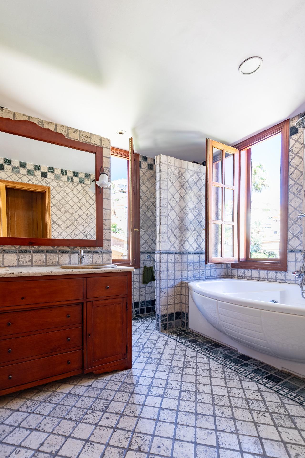 2-47-9 Exceptional Beachfront Villa: Luxury Steps Away from the Beach