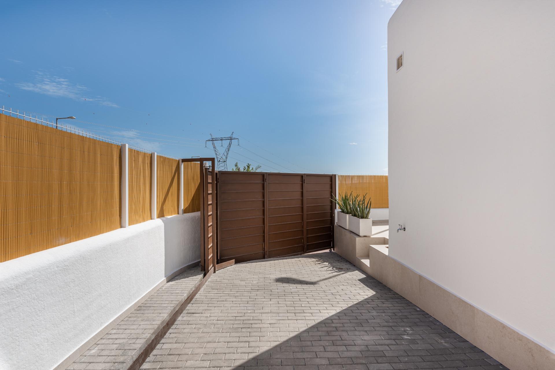 VILLA DE OBRA NUEVA EN LOS ALCÁZARES CON VISTAS AL MAR MENOR. CON PISCINA PRIVADA. 3 DORM. 2 BAÑOS. PARCELA 217 M2.