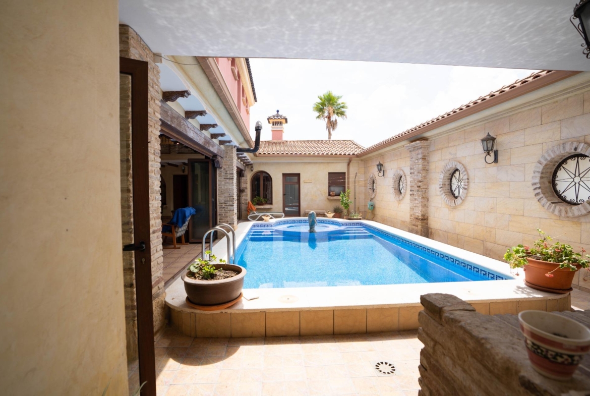 LARGE HOUSE WITH COMMERCIAL PREMISES IN SAN MIGUEL DE SALINAS