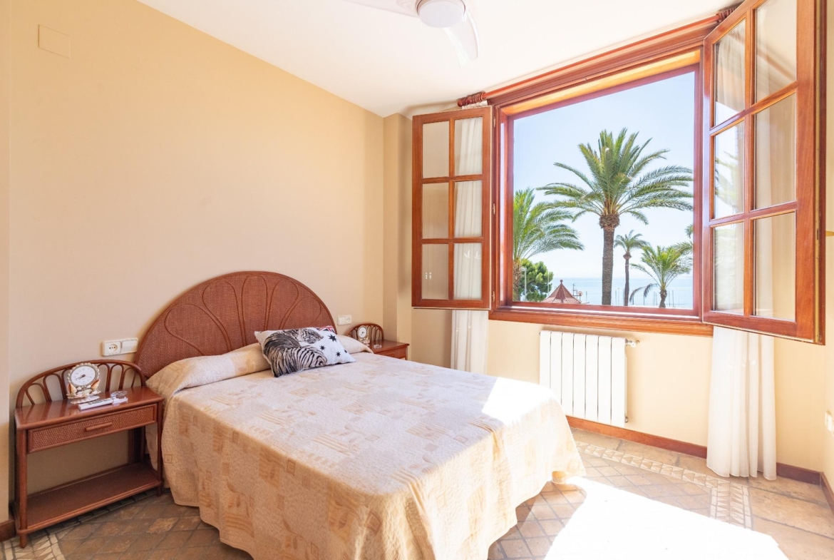 Exceptional Beachfront Villa: Luxury Steps Away from the Beach