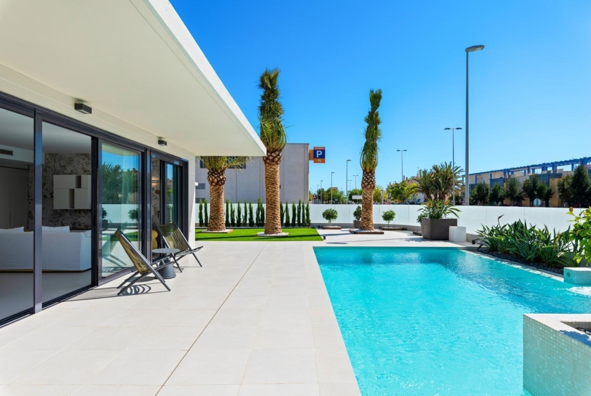 Lujosa villa de obra nueva a un paso de la playa de Campoamor !