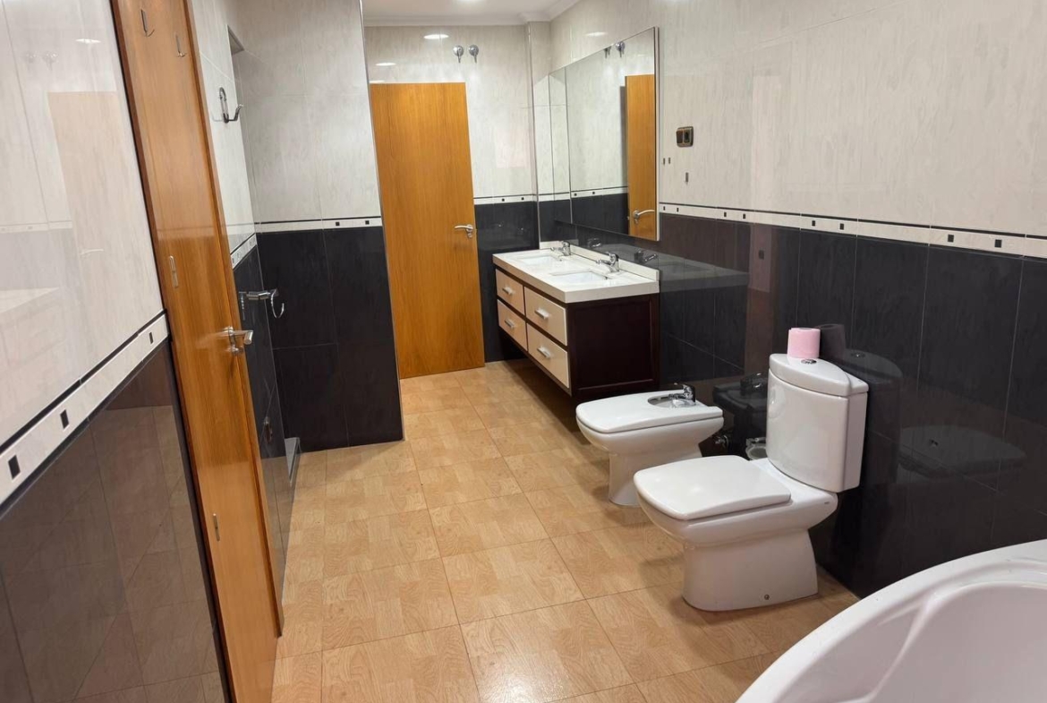 Spacious Semi-New Apartment in Torrevieja, Ideal for Living