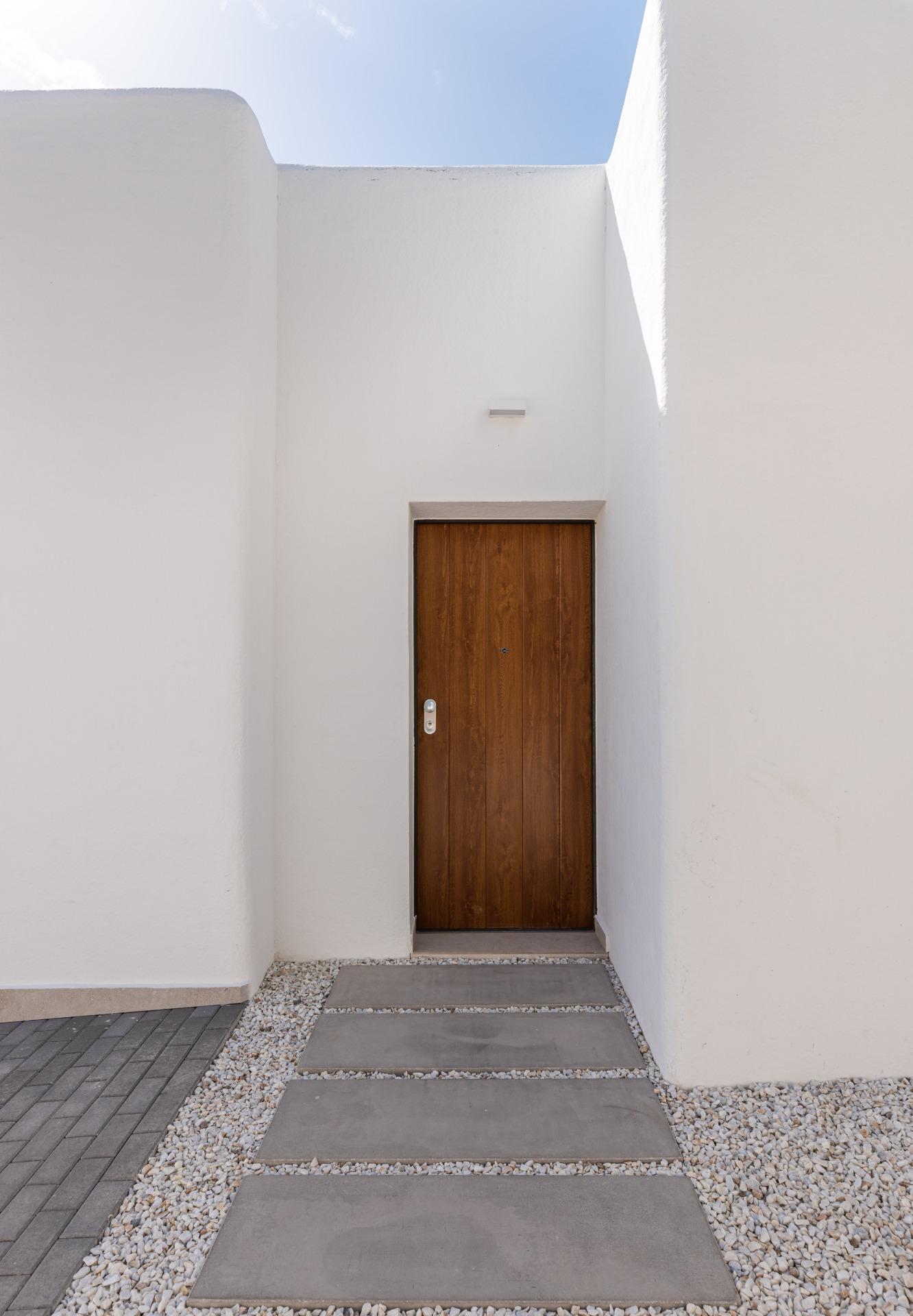 VILLA DE OBRA NUEVA EN LOS ALCÁZARES CON VISTAS AL MAR MENOR. CON PISCINA PRIVADA. 3 DORM. 2 BAÑOS. PARCELA 217 M2.